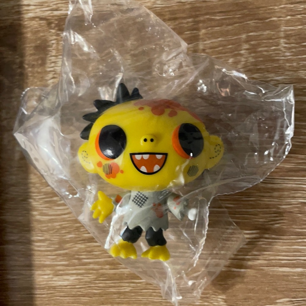 Paka Paka Boo Hollow Zeke Zombie Figure